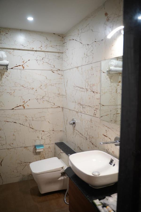 Leela Bizotel Junagadh Esterno foto
