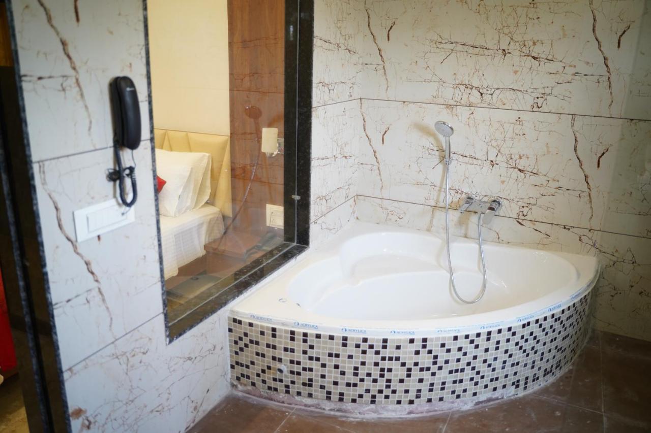 Leela Bizotel Junagadh Esterno foto