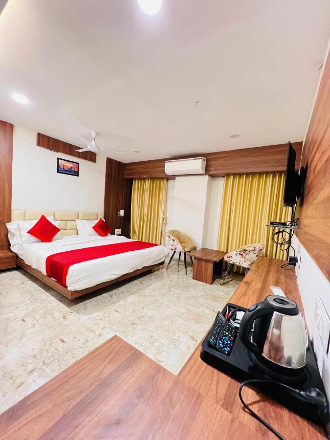 Leela Bizotel Junagadh Esterno foto