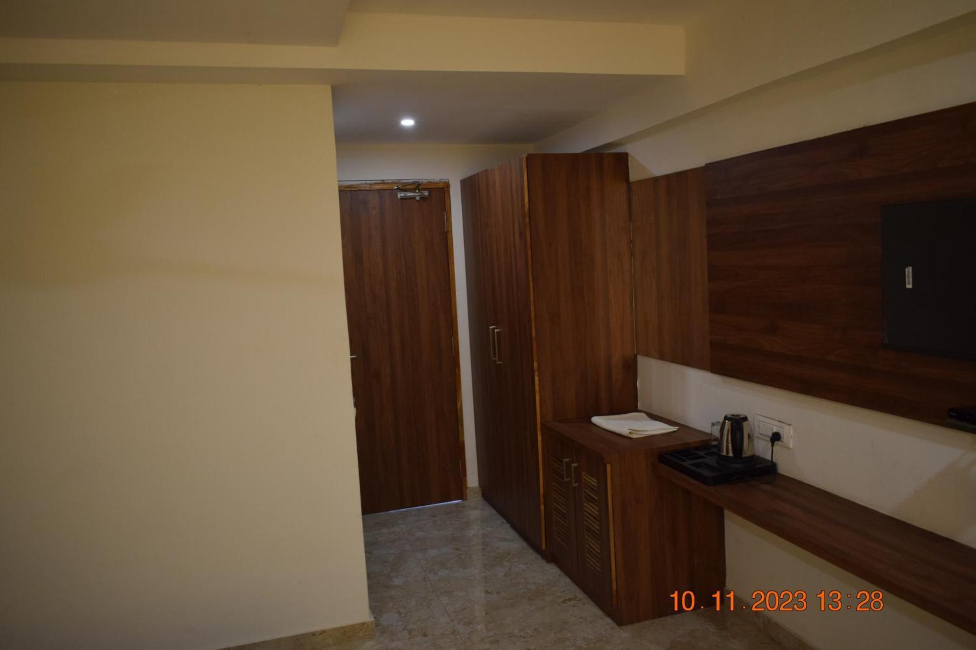 Leela Bizotel Junagadh Esterno foto