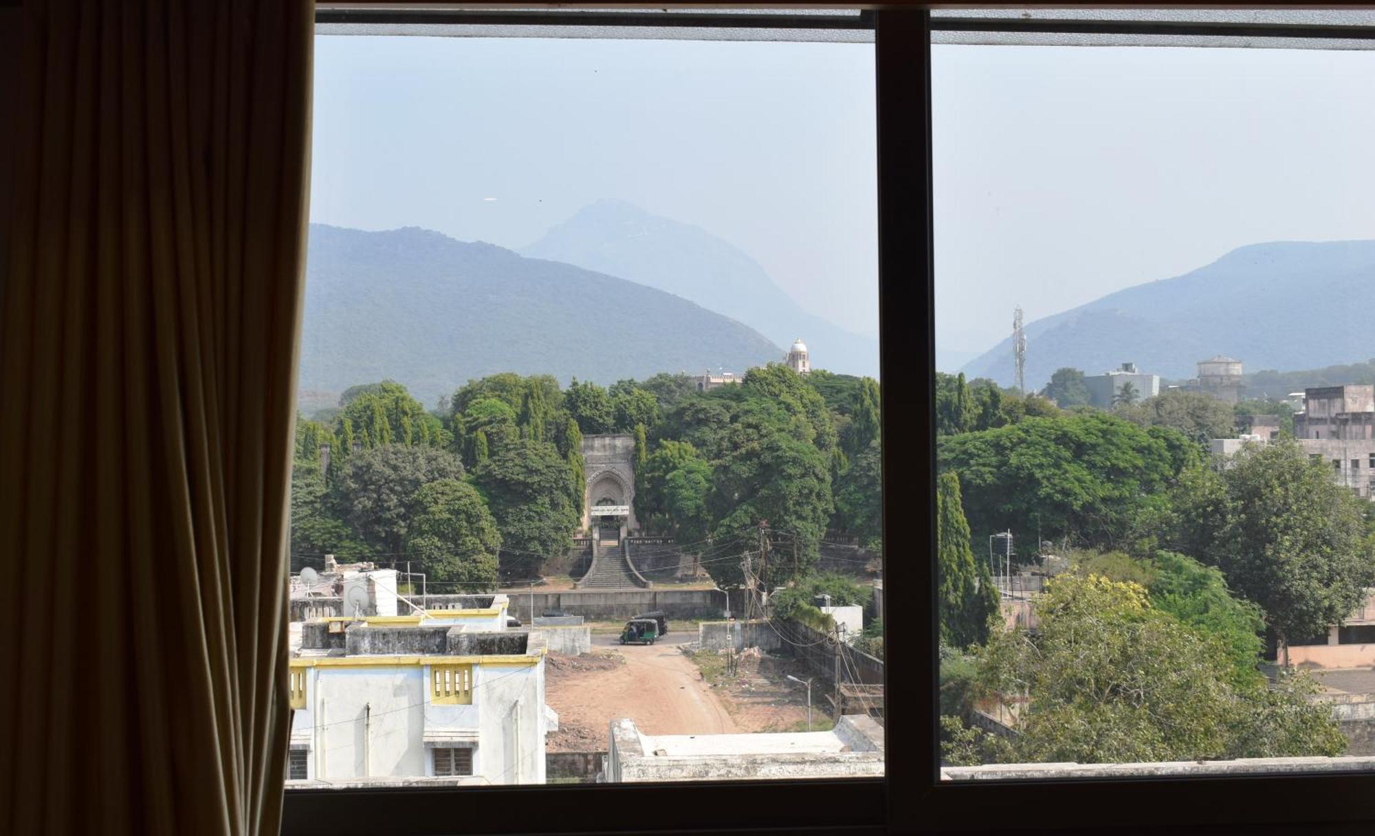 Leela Bizotel Junagadh Esterno foto