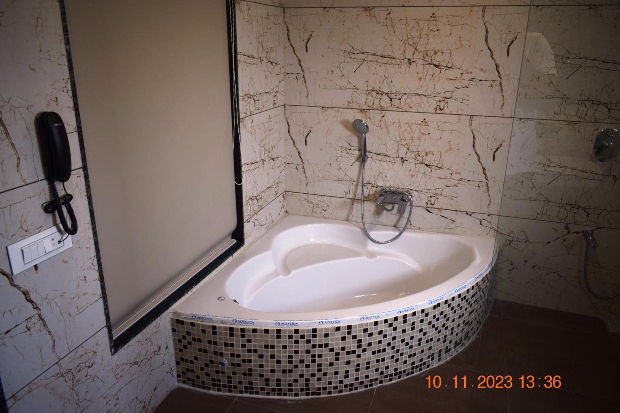 Leela Bizotel Junagadh Esterno foto