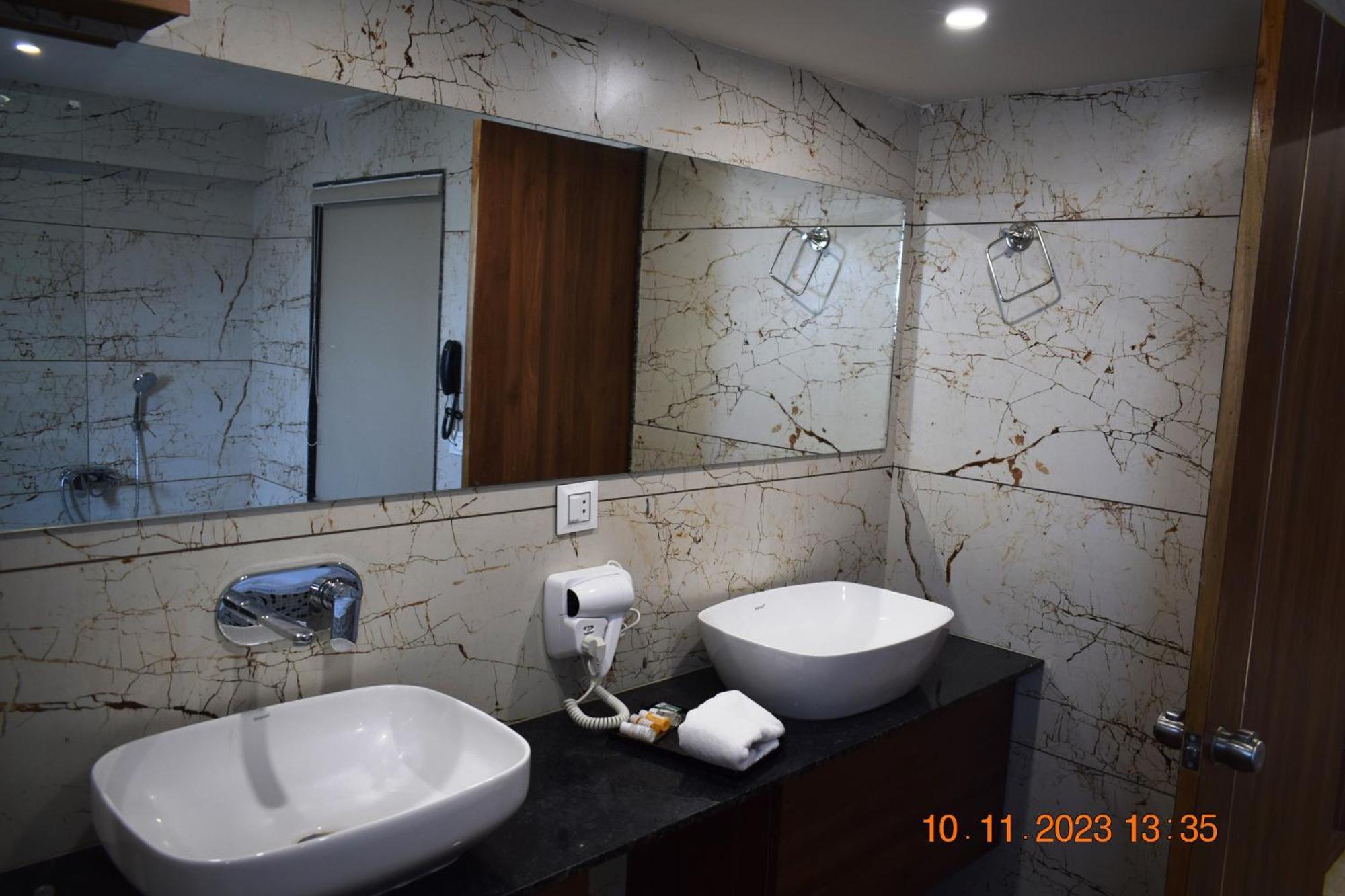 Leela Bizotel Junagadh Esterno foto